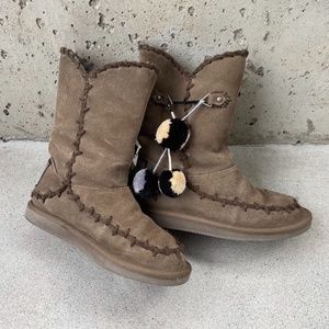 Juicy Couture Brown Fur Lined Winter Boots with Stitching and Pom Poms - size 8